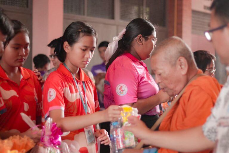 ภาพกิจกรรม “เติมบุญวันศุกร์” โดยมีคณะครู ผู้บริหาร และนักเรียนชั้นมัธยมศึกษาปีที่ 1/7 – 1/12 โรงเรียนสอาดเผดิมวิทยา เข้าร่วมกิจกรรม